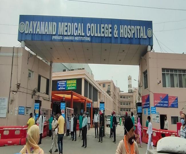 DMC Ludhiana के बाहर यूथ अकाली दल का प्रदर्शन, अस्पताल के बाहर चारपाई